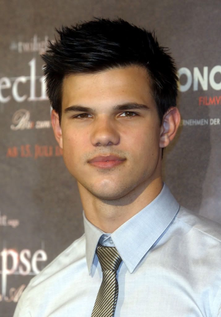 http://i841.photobucket.com/albums/zz335/_Twilight_Addiction_/Photo%20Call%20De%20Eclipse%20En%20Alemania/2893904.jpg